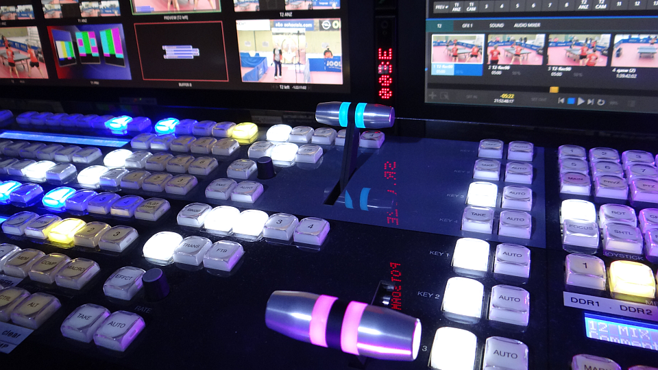 Beschreibung: Mobiler TriCaster‑Videoregieplatz mit NewTek TriCaster‑Produktionssystem: Eingangssignale von BirdDog‑PTZ‑Kameras; Übergabepunkt zum Kommentatorenplatz; Videoaufzeichnung aus drei Blickwinkeln.